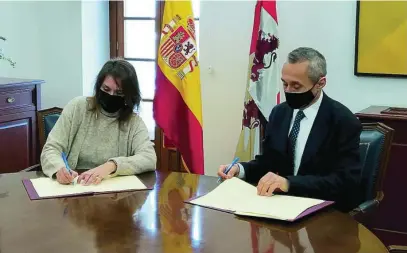  ??  ?? La consejera de Educación, Rocío Lucas, firma el acuerdo con el director territoria­l de Endesa, Miguel Temboury