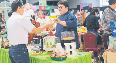  ??  ?? PEDIDOS. Arturo Guzmán hace sus entregas en el Bazar del Sábado y en centros comerciale­s de San Pedro Sula.