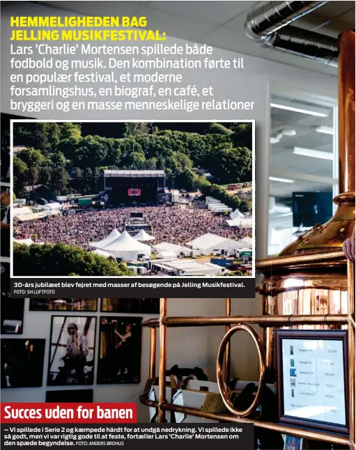  ?? FOTO: SH LUFTFOTO FOTO: ANDERS BROHUS ?? 30-års jubilaeet blev fejret med masser af besøgende på Jelling Musikfesti­val. Succes uden for banen
– Vi spillede i Serie 2 og kaempede hårdt for at undgå nedrykning. Vi spillede ikke så godt, men vi var rigtig gode til at feste, fortaeller Lars...