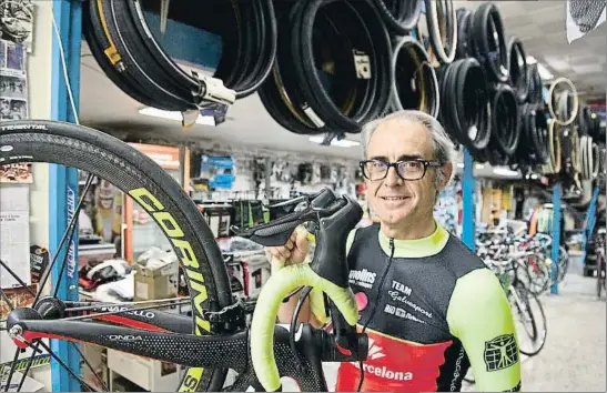  ?? KIM MANRESA ?? Salvador Gálvez posa en su tienda de bicicletas, Galvesport, en Barcelona