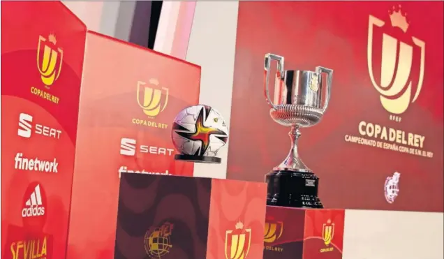  ??  ?? El trofeo de la Copa del Rey y el balón oficial de la competició­n, durante el sorteo de cuartos en la Ciudad del Fútbol de Las Rozas.