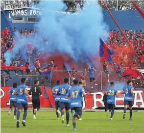  ?? ?? Recibimien­to. La afición del FAS vio de primera mano el plantel para el torneo.