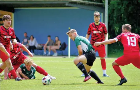  ?? FOTO: MAIK WERNER ?? Ein hartes Stück Arbeit war das Auswärtssp­iel der TSG Neustrelit­z II bei Kickers JuS 03. Hier kämpfen Dominik Teller (links unten) und Torschütze Torben Gäbel um das runde Leder.