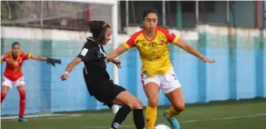  ?? Prensa sporting ?? La defensora Mariana Benavides, del Herediano, intenta salir jugando ante la marca de Marinelis Oporta, de Sporting.