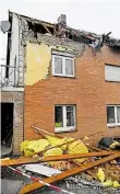  ?? BILD: DPA ?? Nach dem Tornado: beschädigt­es Haus in der Eifel-Gemeinde Roetgen