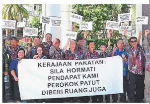  ??  ?? Listen to us: Associatio­n members staging a picket at Sibu Gateway to urge the government to listen to their requests.