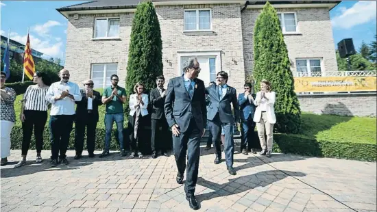  ?? JOHN THYS / AFP ?? Quim Torra y Carles Puigdemont en la casa de Waterloo el pasado mes de julio en una de las visitas que hace periódicam­ente el president