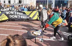  ?? RUI VIEIRA/ASSOCIATED PRESS FILE ?? Protesters burn symbolic energy bills in Birmingham, England, recently. Across Europe, soaring inflation is behind a wave of protests and strikes that underscore growing discontent among the population.