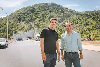  ?? DIVULGAÇÃO ?? Rodrigo Neves levou Fabiano Horta para conhecer o novo túnel de Niterói e a central de monitorame­nto