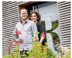  ??  ?? Isabelle et Frank Renimel ont ouvert leur hôtel en juin 2017 à Aureville, sur le site de leur restaurant étoilé.