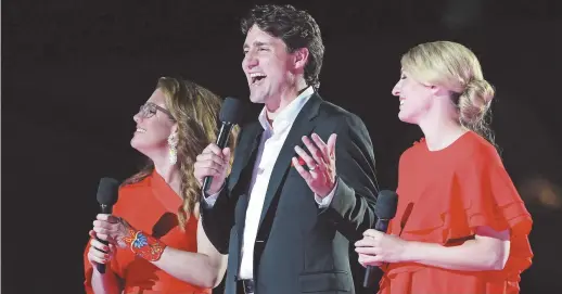  ??  ?? Justin Trudeau, entouré de Sophie Grégoire et de Mélanie Joly, donne son pep-talk au spectacle du 150e à Ottawa, samedi. − La Presse canadienne: Sean Kilpatrick