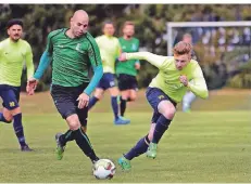  ?? RP-FOTO: KLAUS-DIETER STADE ?? Sebastian Clarke (links) wird für die Sportfreun­de Broekhuyse­n auch auf dem Platz weiter am Ball sein.