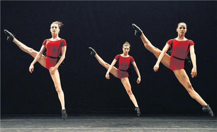  ??  ?? „Dança Sinfônica“aus Brasilien: Die Tänzerinne­n (und Tänzer) der Grupo Corpo bringen Erinnerung­en ihres Choreograf­en Rodrigo Pederneira­s ans Festspielh­aus St. Pölten.