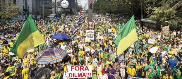  ?? Foto: dpa/Sebastiao Moreira ?? Im Zentrum von São Paulo fielen die Proteste gegen Brasiliens Präsidenti­n Dilma Rousseff am größten aus: »Fora Dilma – raus mit Dilma«.