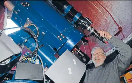  ??  ?? Star-gazer: Gordon Hudson with his telescope, which he built himself and erected in his back yard.