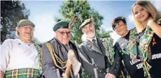  ?? FOTO: RM ?? Der Clan kommt: Martin Kuckelsber­g, Matthias Brandes, Patrick Blumenau, Silvia Barret und Jana Barret (v. l.) brachten Highland-Flair nach Wiesdorf.