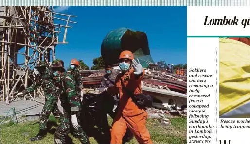  ?? AGENCY PIX ?? Soldiers and rescue workers removing a body recovered from a collapsed mosque following Sunday's earthquake in Lombok yesterday.