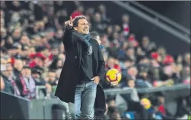  ?? F: J. ECHEVERRIA ?? Eusebio Sacristán dando indicacion­es a sus jugadores durante el partido de ayer