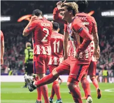  ??  ?? FIGURA. El francés Antoine Griezmann celebra su anotación en el triunfo del Atlético de Madrid frente al Sporting Lisboa.