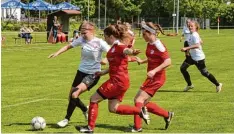  ?? Foto: Reinhold Radloff ?? Kurz vor Schluss mussten die Bezirksobe­rliga Frauen des FSV Wehringen (weiße Tri  kots) noch den Ausgleich gegen Grasheim hinnehmen.