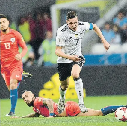  ?? FOTO: AP ?? Julian Draxler se va de Arturo Vidal en una jugada del partido de la primera fase entre Alemania y Chile (1-1)