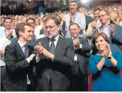 ?? ZIPI / EFE / ARCHIVO ?? Pablo Casado, junto a Mariano Rajoy y Soraya Sáenz de Santamaría, tras ser elegido presidente del PP en 2018.