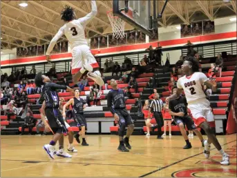  ?? Contribute­d photo by Gail Conner ?? Zahquan Frazier and Trevon Wofford have the perfect setup for a dunk during their game against Chapel Hill that turned into a big senior night win for the Bulldogs