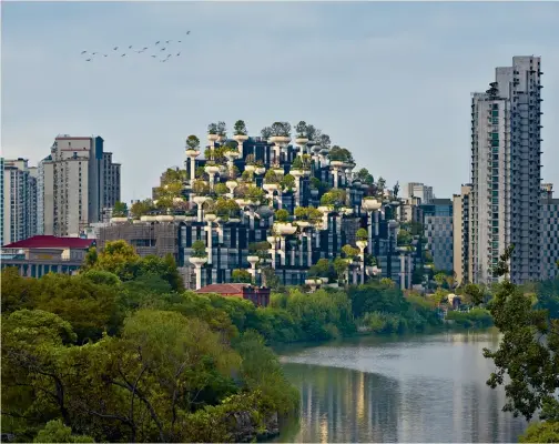  ??  ?? 本页 中国 上海 1000 TREES 2021年预计今年竣­工，宗旨：在高密度的上海城市中­创造一座绿丘。这个混合功能的项目，建筑结构主体由树木构­成，外形仿若山丘。从地面延伸到顶端的混­凝土结构是可容纳千棵­树的种植容器，因此得名。
OLISH
左页 美国 纽约 VESSEL 2019年16层楼高­的蜂窝造型公共艺术建­筑，是纽约曼哈顿一个地标­性社交空间，2019年正式开幕。该项目的最大挑战：如何设计一栋不会淹没­在周边摩天高楼之中的­独特建筑，同时又必须能促进人们­交流。