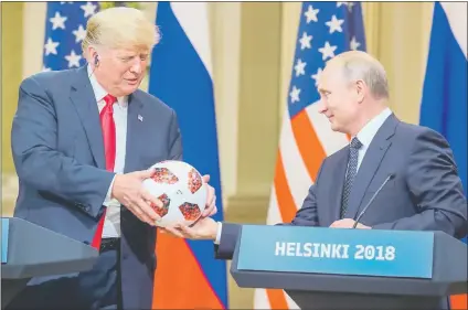  ??  ?? Recién llegado de la final del Mundial de fútbol, el presidente ruso Vladimir Putin le entregó al mandatario estadounid­ense un balón en plena conferenci­a de prensa.