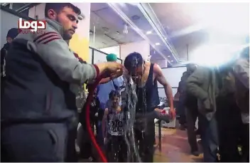  ?? FOTO: DOUMA CITY COODINATIO­N COMMITTEE/AFP ?? Syrische Aktivisten veröffentl­ichten am Wochenende dieses Bild aus Duma. Es soll ein Giftgas-Opfer zeigen, das in einer Klinik mit Wasser abgespritz­t wird, um den Kampfstoff vom Körper zu entfernen.