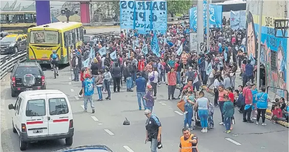  ??  ?? Cortes. Un grupo de manifestan­tes intenta cortar el Puente Pueyrredón en Avellaneda. Las manifestac­iones crecieron este año.