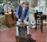  ??  ?? Les compagnons de Menton étaient présents pour la fête, ici le forgeron, malgré la pluie.