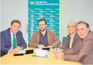  ?? ABC ?? Víctor Manuel Martín y Ángel Luengo durante la firma