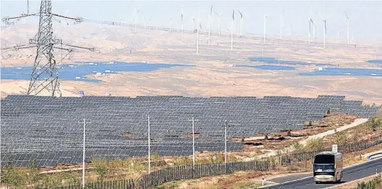  ?? (AP) ?? En cifras chinas. Una ruta del gigante asiático. De sus márgenes emergen paneles de energía solar y, más atrás, un campo de energía eólica.