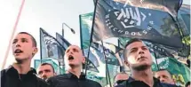  ?? ALIK KEPLICZ ASSOCIATED PRESS ?? Des membres du parti d’extrême droite Camp national-radical protestent devant le théâtre Powszechny à Varsovie.
