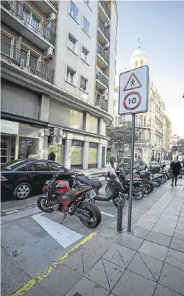  ?? CHUS MARCHADOR ?? Señal de limitación a 10 km/h junto al párking de motos en la calle Mayor.