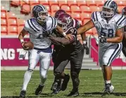  ?? Leslie Plaza Johnson ?? TSU defensive lineman Damond King, center, makes his presence felt against Jackson State on Saturday.