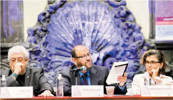  ??  ?? Felipe Garrido, de la Academia de la Lengua; Eduardo Vázquez, titular de Cultura de CdMx, y Angélica Vázquez, del gobierno federal.