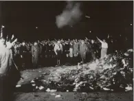  ?? ?? Autodafé sur l’Opernplatz, à Berlin, le 10 mai 1933.