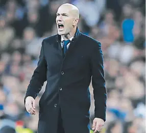  ??  ?? Zinedine Zidane, DT del Real Madrid, no quiere saber nada de los árbitros.