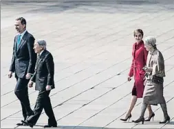 ?? NICOLAS DATICHE / AFP ?? El Rei amb Akihito i la Reina amb Michicko, dimecres