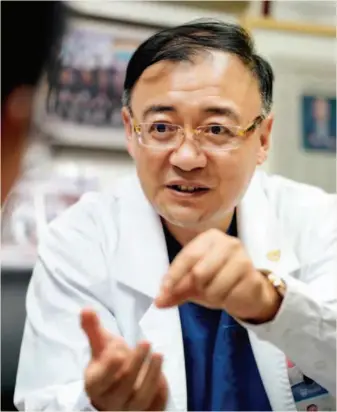  ??  ?? November 7, 2019: Zhou Pinghong, director of the Endoscopy Center at Zhongshan Hospital of Fudan University, is interviewe­d by China Pictorial. by Wan Quan