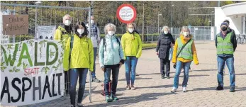  ?? FOTO: MAYR ?? Protest gegen die achtspurig­e Brücke vor der Sitzung des Gemeindera­ts.