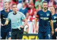  ?? Foto: dpa ?? Werden wohl keine Freunde mehr: Tobi as Stieler und Vedad Ibisevic.