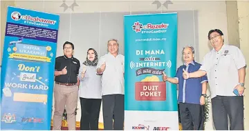  ??  ?? Awang Tengah (third left) at the official opening ceremony of e-entreprene­ur and e-income programme in Limbang.