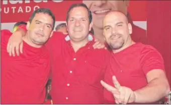  ??  ?? César Daniel Samaniego, su primo Arnaldo Samaniego y Miguel Vysokolán. Los amigos realizaron una fuerte campaña por el pariente recienteme­nte electo como diputado.