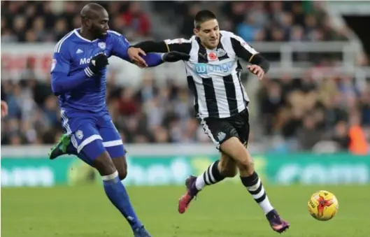  ??  ?? Aleksandar Mitrovic (r.) wil in Anderlecht via speelminut­en zekerheid verwerven over zijn WKdeelname. © Owen Humphreys/belgaimage