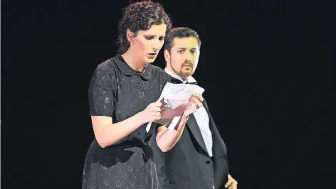  ?? FOTO: HANS JÖRG MICHEL (DOR) ?? Szene mit Adela Zaharia in der Titelrolle und und Bogdan Baciu als Enrico.