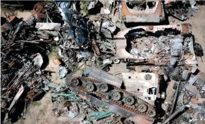 ?? ?? SALDO.
Vehículos militares rusos, destruidos, en un basurero en Bucha, afuera de Kiev.