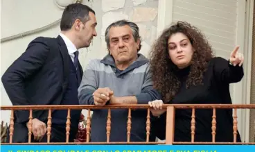  ??  ?? IL SINDACO SOLIDALE CON LO SPARATORE E SUA FIGLIA Villa Literno (Latina). Da sinistra, il sindaco Nicola Tamburrino, 35 anni, Carlo Diana, 54, e la figlia Roberta, 21, salutano dal balcone la folla solidale col meccanico che ha ucciso un ladro albanese.